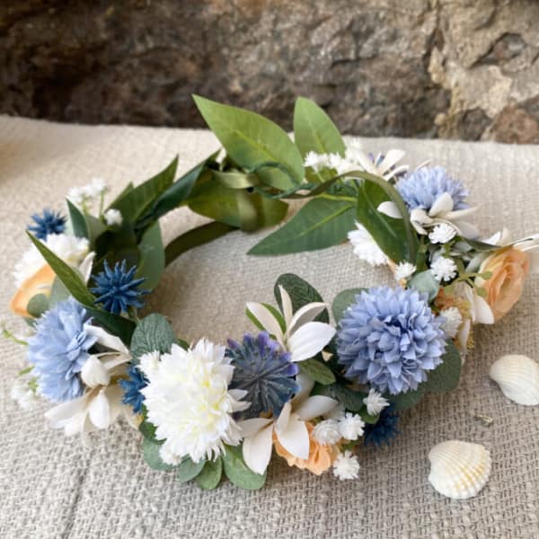 KukkaHumun kukkaseppele jossa valkoisia ja sinisiä kukkia