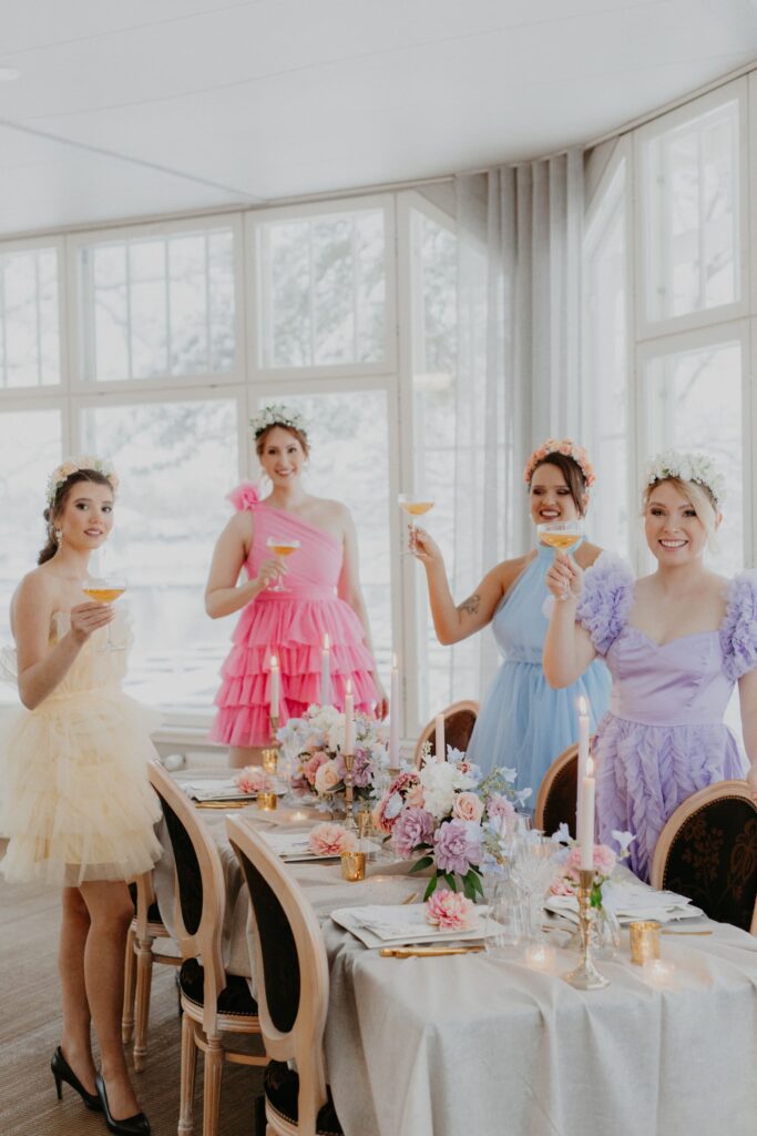 Kukka-asetelmat kahvipöytään